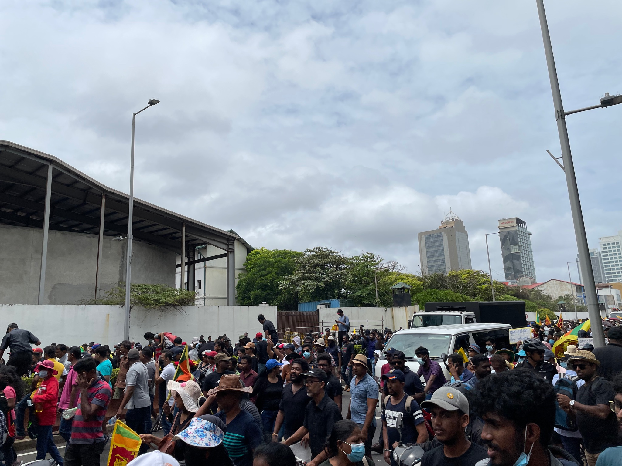 Protestors outside Temple Trees, backward view. 09 July 2022. Photos by Yudhanjaya Wijeratne.